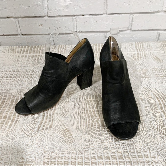 Me Too Women's Adam Tucker McKenna Cuoio Sandal - Picture 1 of 13